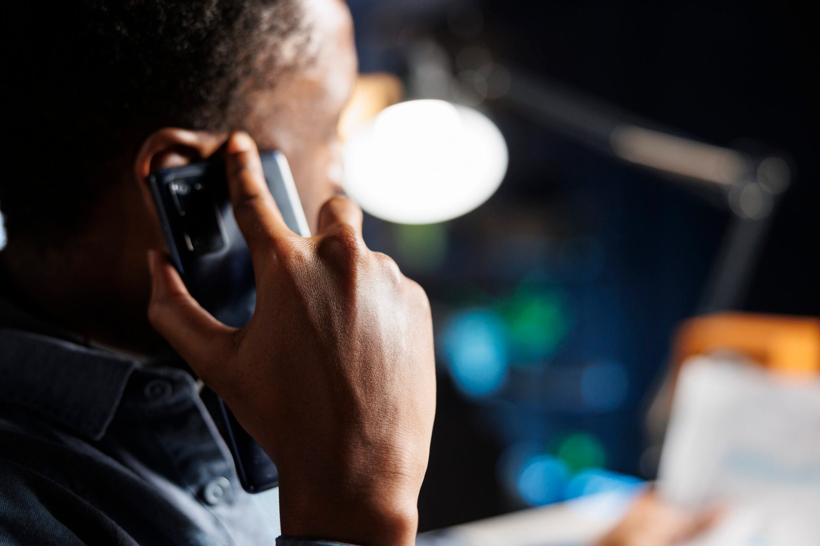 Golpe da ligação silenciosa: criminosos gravam sua voz para fraudes bancárias