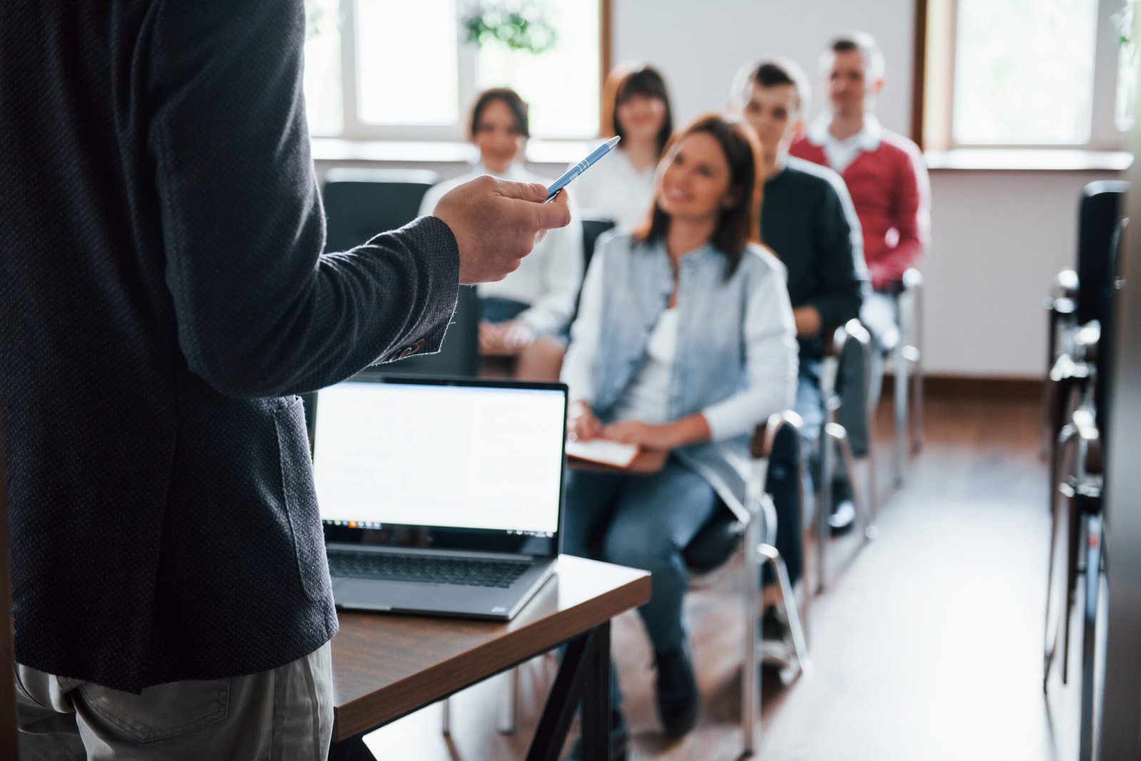 Ambev abre inscrições para trainee com salário de R$ 9,5 mil e estágio